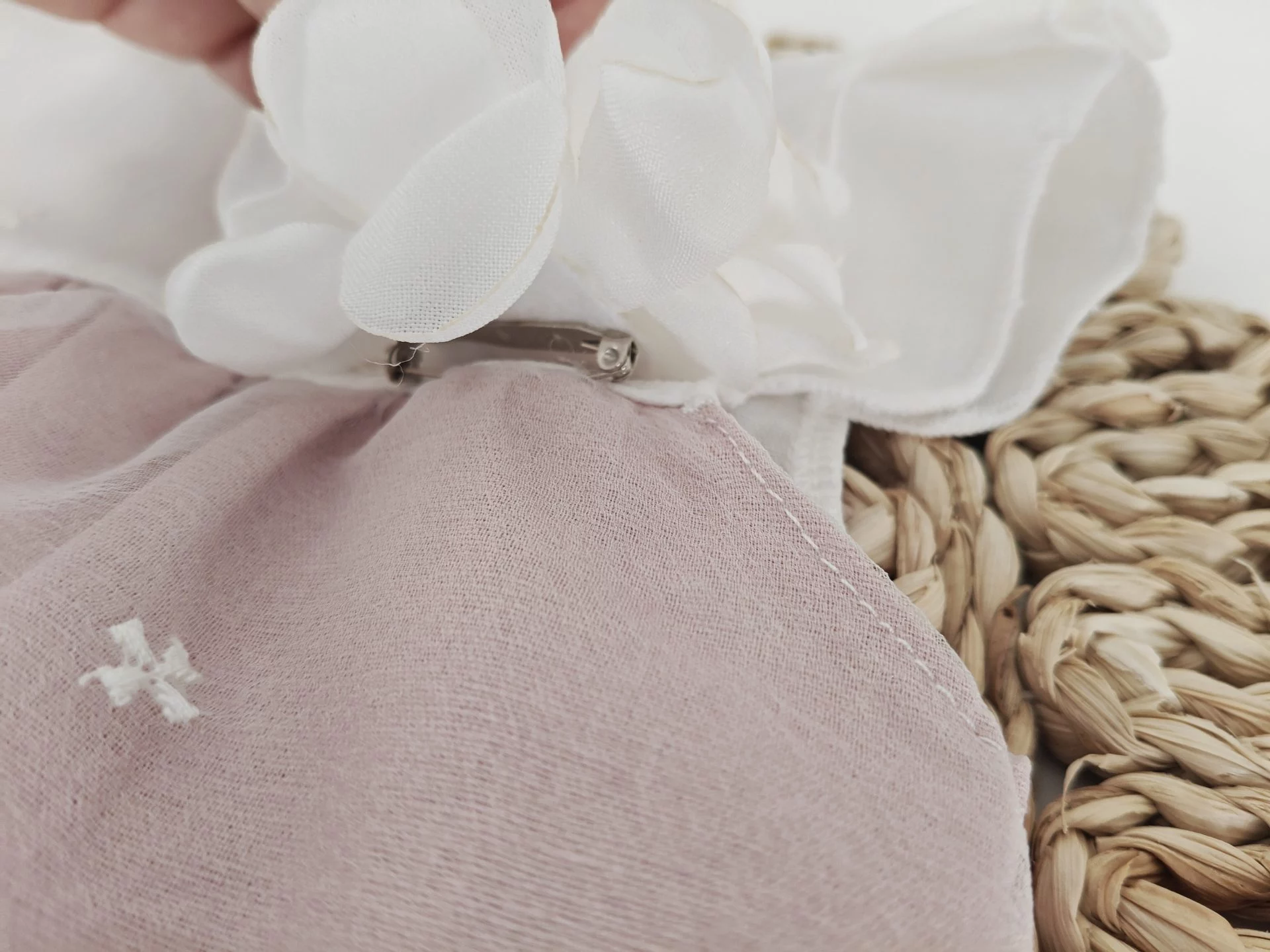 Jesusito Encaje Detalle Flor - Imagen 4