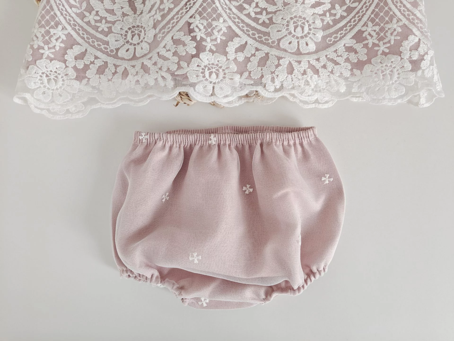 Jesusito Encaje Detalle Flor - Imagen 6